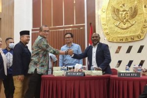 Ketua MRP Timotius Murib berjabat tangan dengan Ketua KPU RI Hasyim Asyari