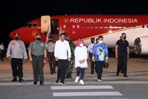 Presiden Jokowi dan Ibu Iriana tiba di Bandara Internasional Sentani Jayapura Selasa Malam 30 Agustus 2022