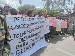 Massa dari Petisi Rakyat Papua Berunjukrasa Menolak Pembentukan DOB