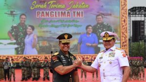 Panglima TNI Laksamana Yudo Margon salam komando dengan pejabat lama Jenderal Andika Perkasa