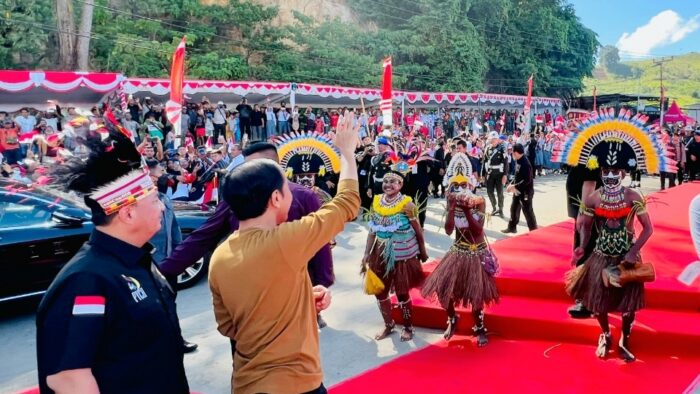 Presiden Jokowi disambut warga saat kunjungan ke Jayapura, Papua