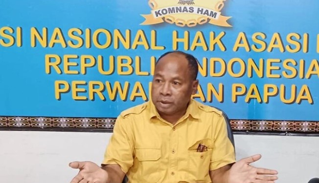 Kepala Perwakilan Komnas HAM Papua, Frits Ramandey saat memberikan keterangan pers